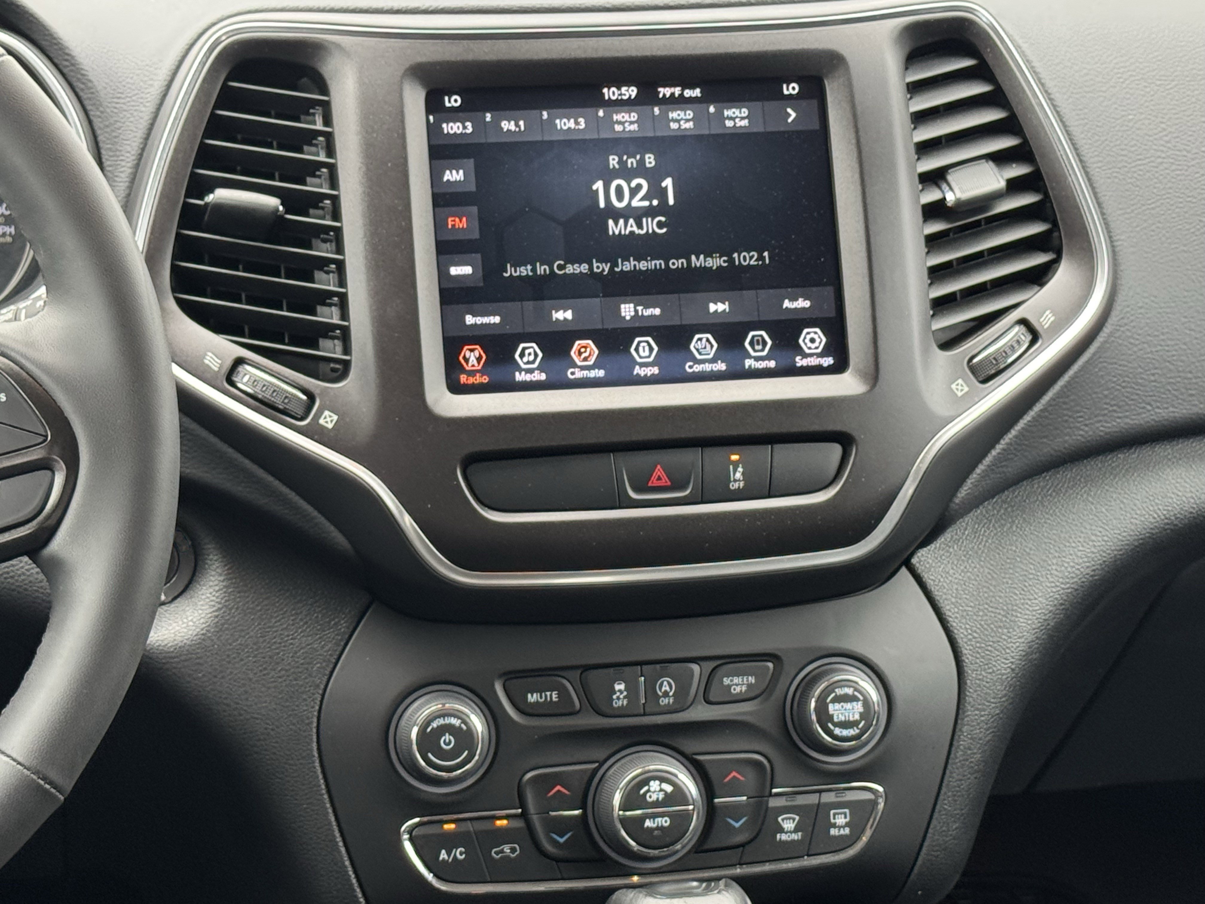 Used 2022 Jeep Cherokee Trailhawk w/ Comfort/Convenience Group AWD/4WD image 17