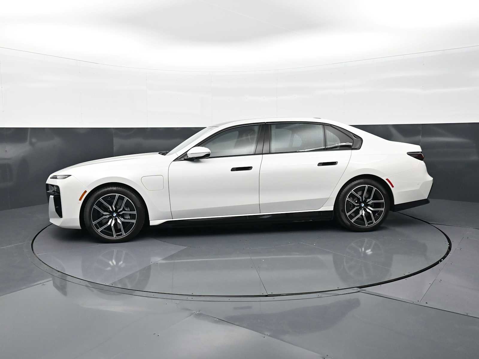 Used 2025 BMW 750e xDrive AWD/4WD image 8