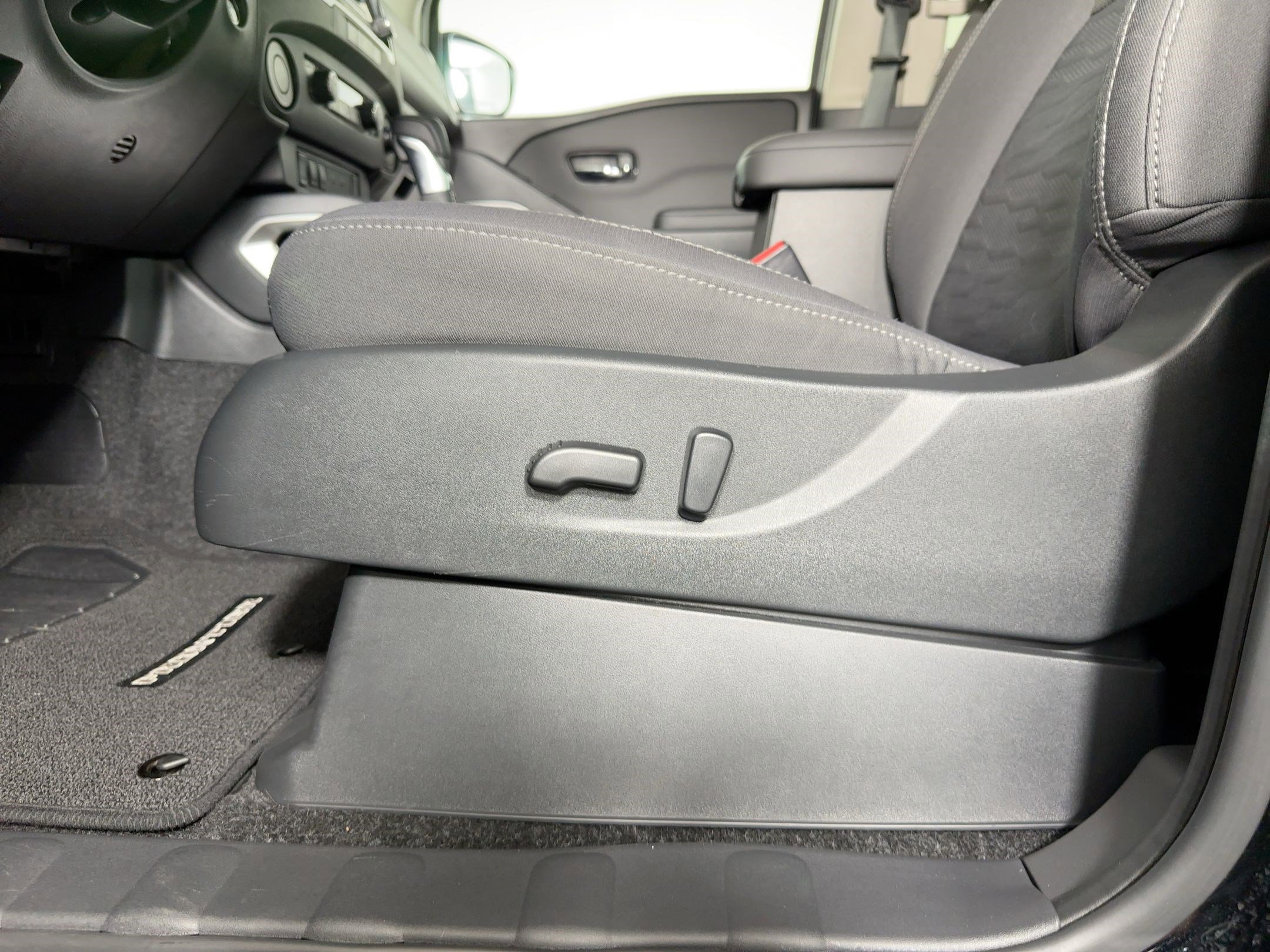 Used 2024 Nissan Frontier SV w/ SV Convenience Package image 13