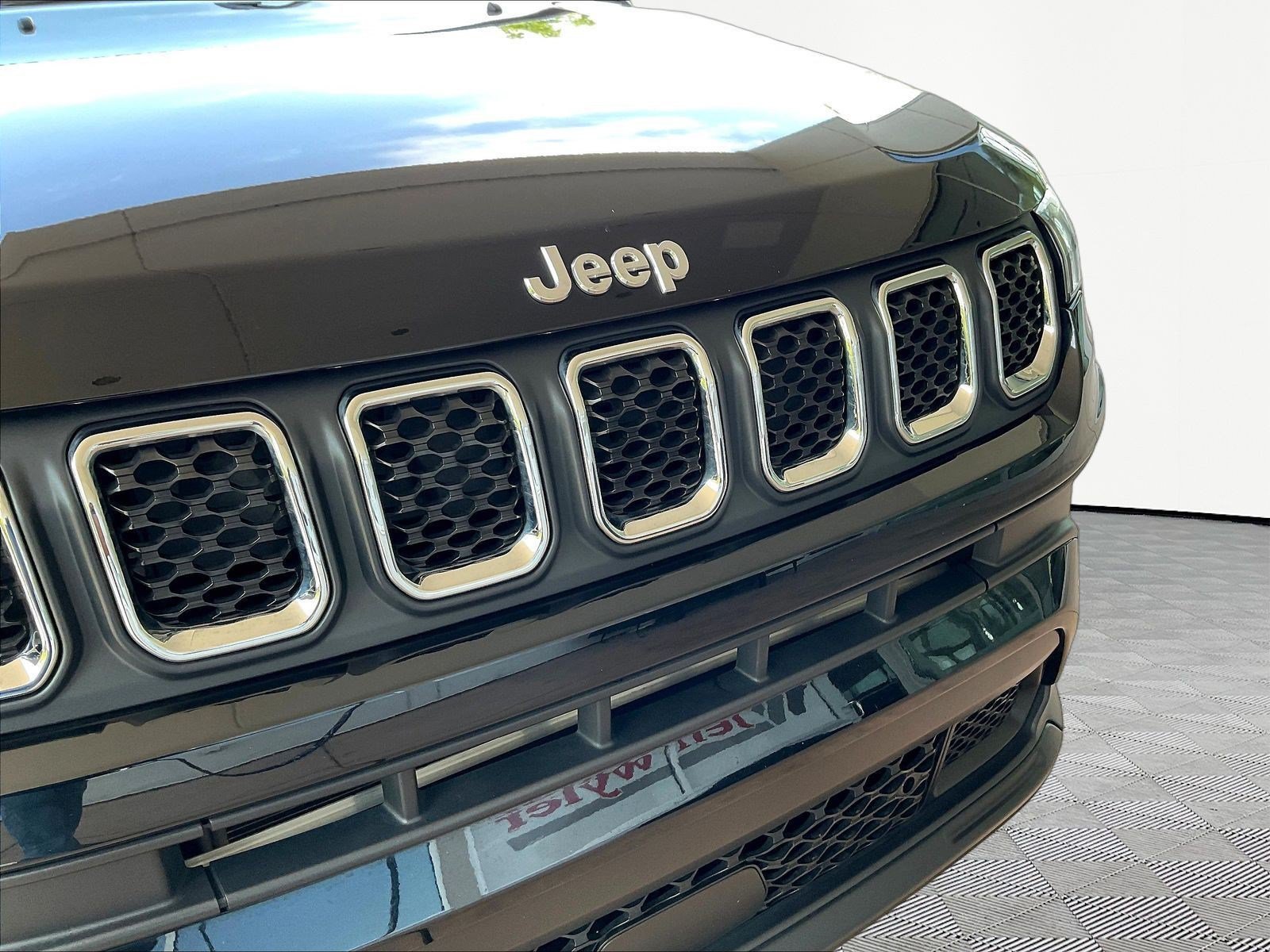 Used 2023 Jeep Compass Latitude AWD/4WD image 32