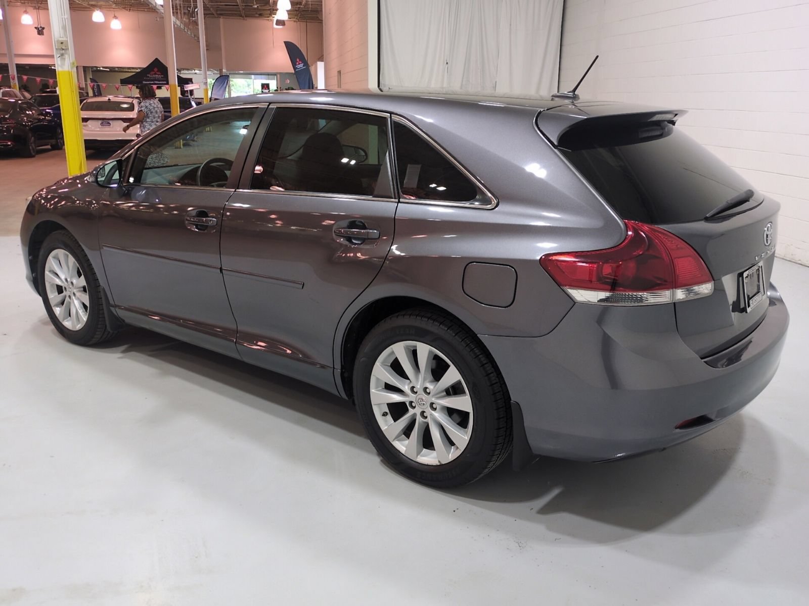 Used 2015 Toyota Venza LE FWD image 5