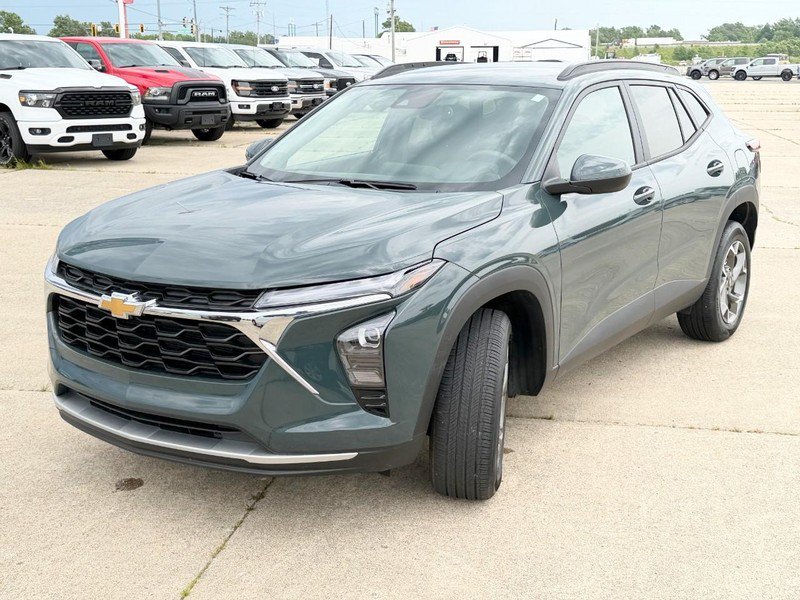Used 2025 Chevrolet Trax LT FWD image 7