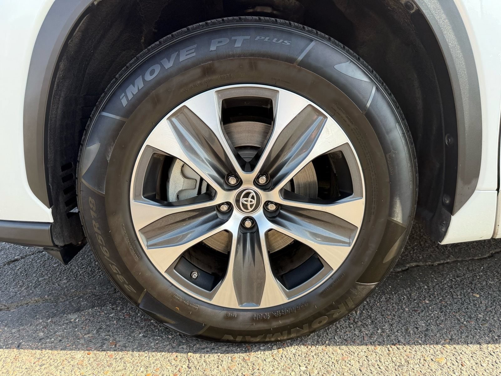Used 2023 Toyota Highlander XLE FWD image 11