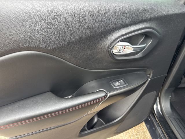 Used 2022 Jeep Cherokee Trailhawk AWD/4WD image 32