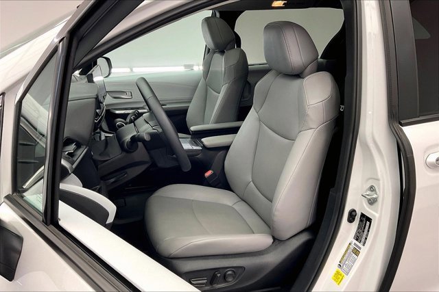 Used 2025 Toyota Sienna XLE image 18