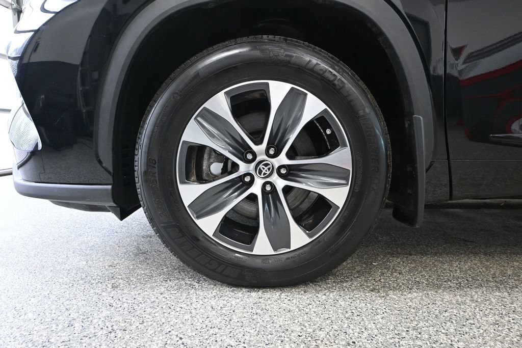 Used 2023 Toyota Highlander XLE AWD/4WD image 11