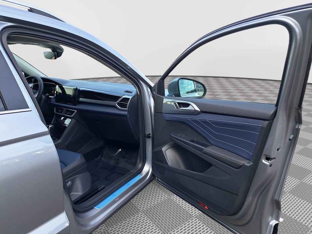 New 2025 Volkswagen Taos SEL image 17