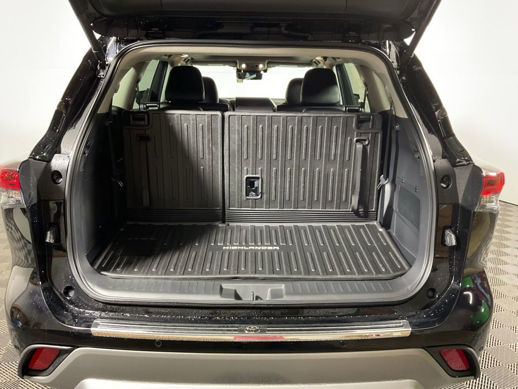 New 2026 Toyota Highlander Platinum image 15