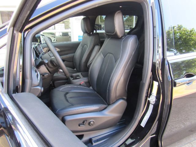 Used 2025 Chrysler Pacifica Select image 16