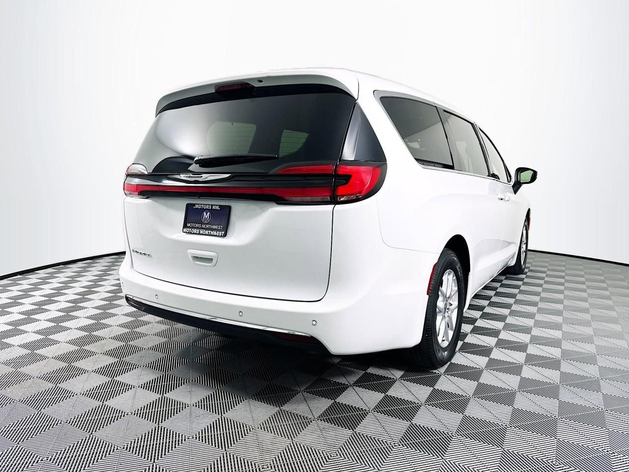 Used 2023 Chrysler Pacifica Touring image 8