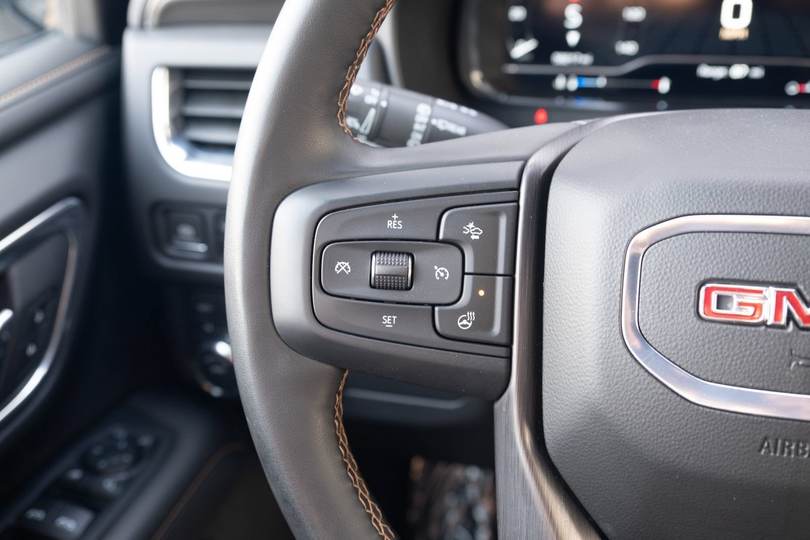 Used 2024 GMC Yukon AT4 AWD/4WD image 7
