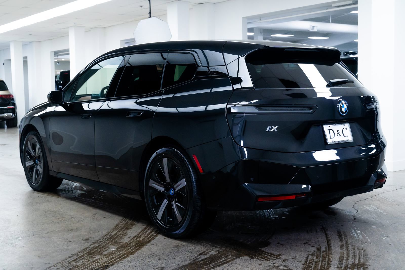 Used 2023 BMW iX xDrive50 w/ Sport Package image 4