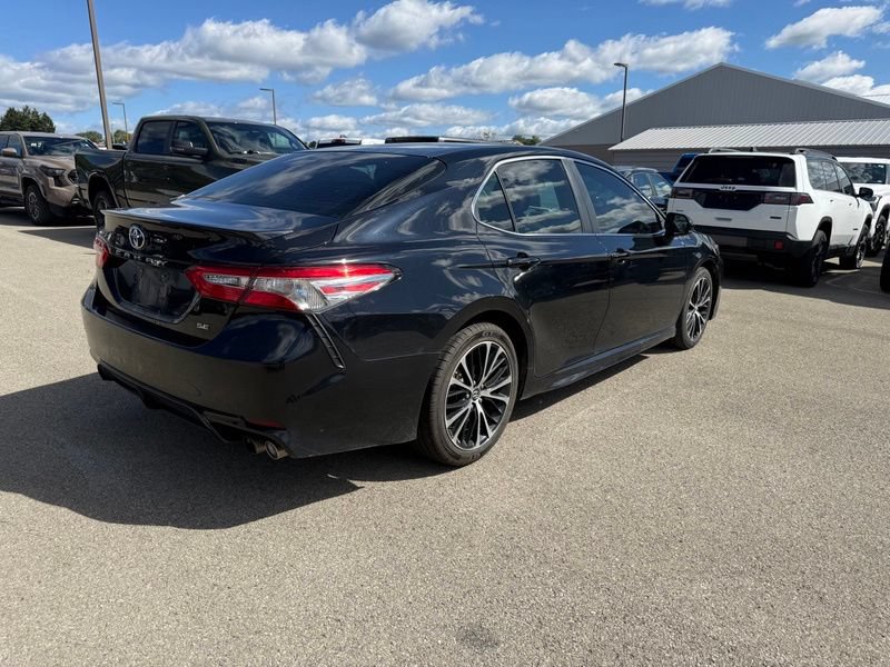 Used 2018 Toyota Camry SE w/ Moonroof Package FWD image 11