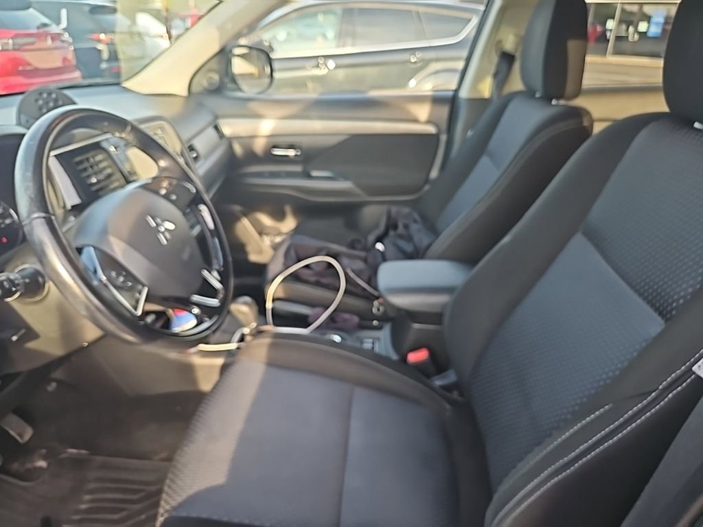 Used 2016 Mitsubishi Outlander SE image 4