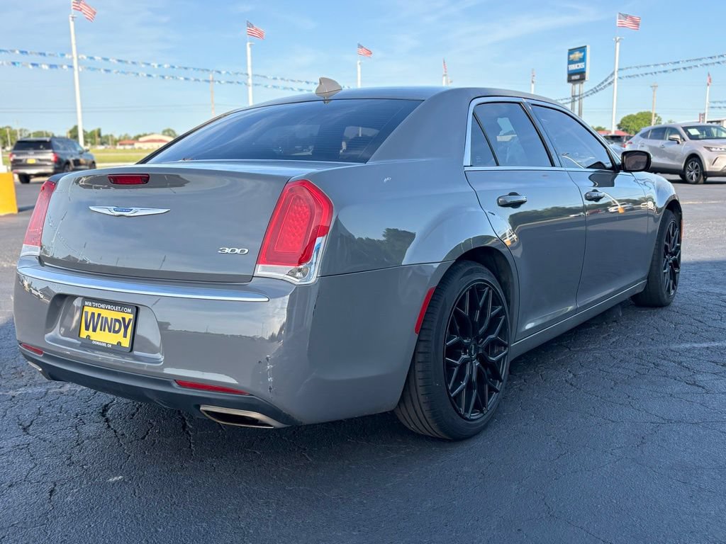 Used 2019 Chrysler 300 Touring w/ Chrome Appearance Package RWD image 4