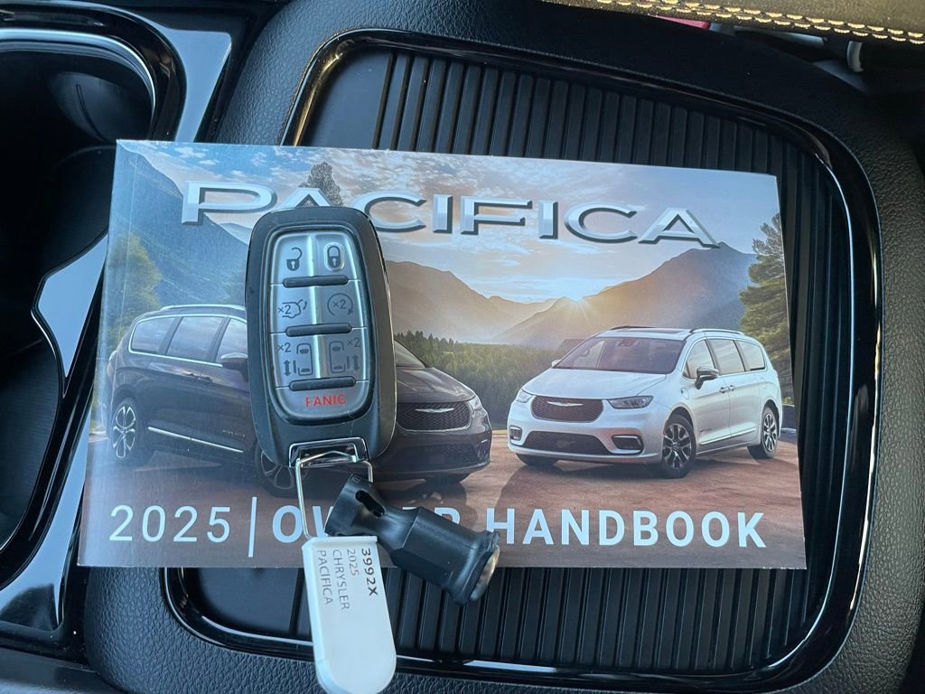 Used 2025 Chrysler Pacifica Limited image 45