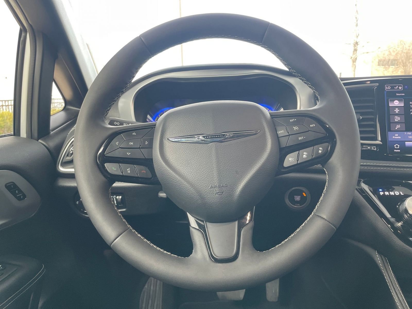 Used 2025 Chrysler Pacifica Limited image 32