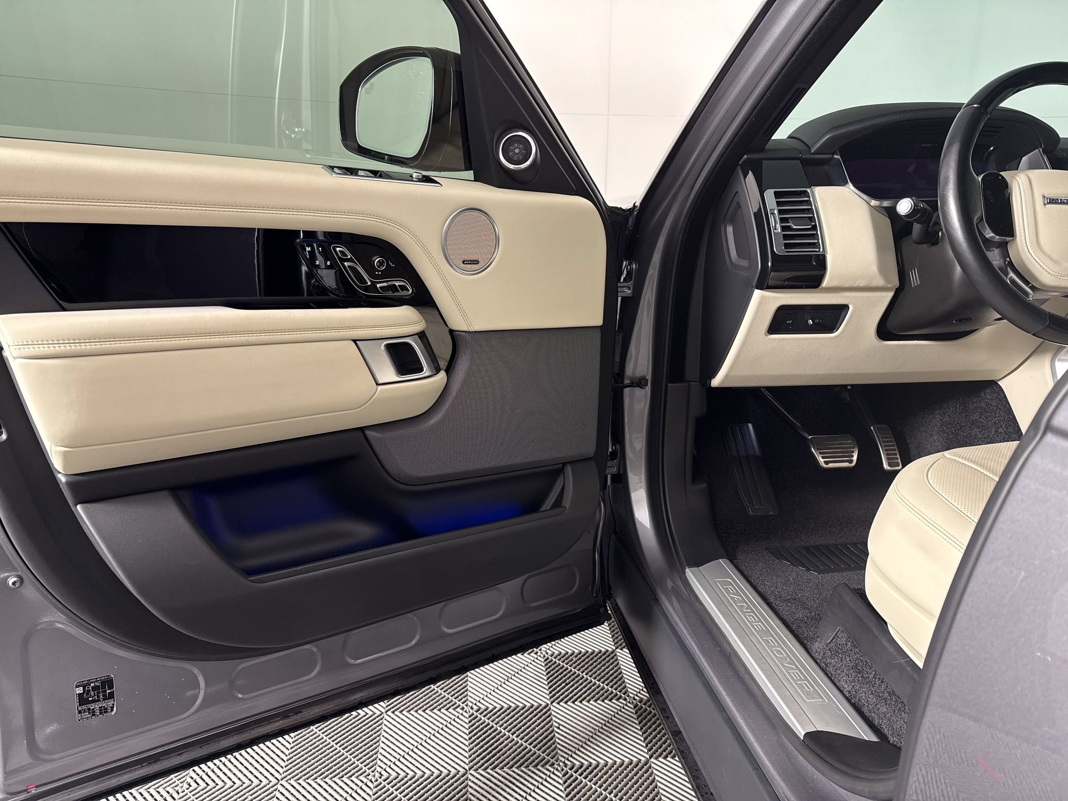 Used 2021 Land Rover Range Rover P525 Westminster Edition AWD/4WD image 5