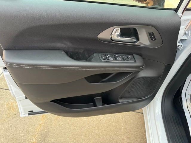 New 2026 Chrysler Pacifica Select image 8