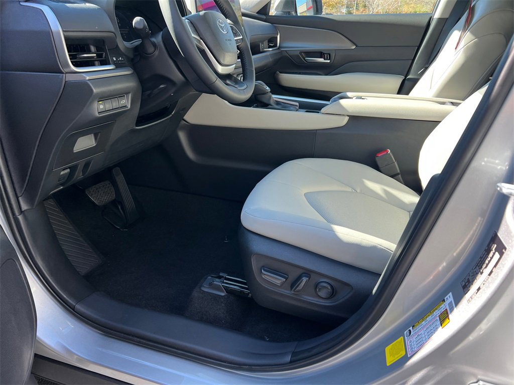 New 2026 Toyota Grand Highlander XLE image 9