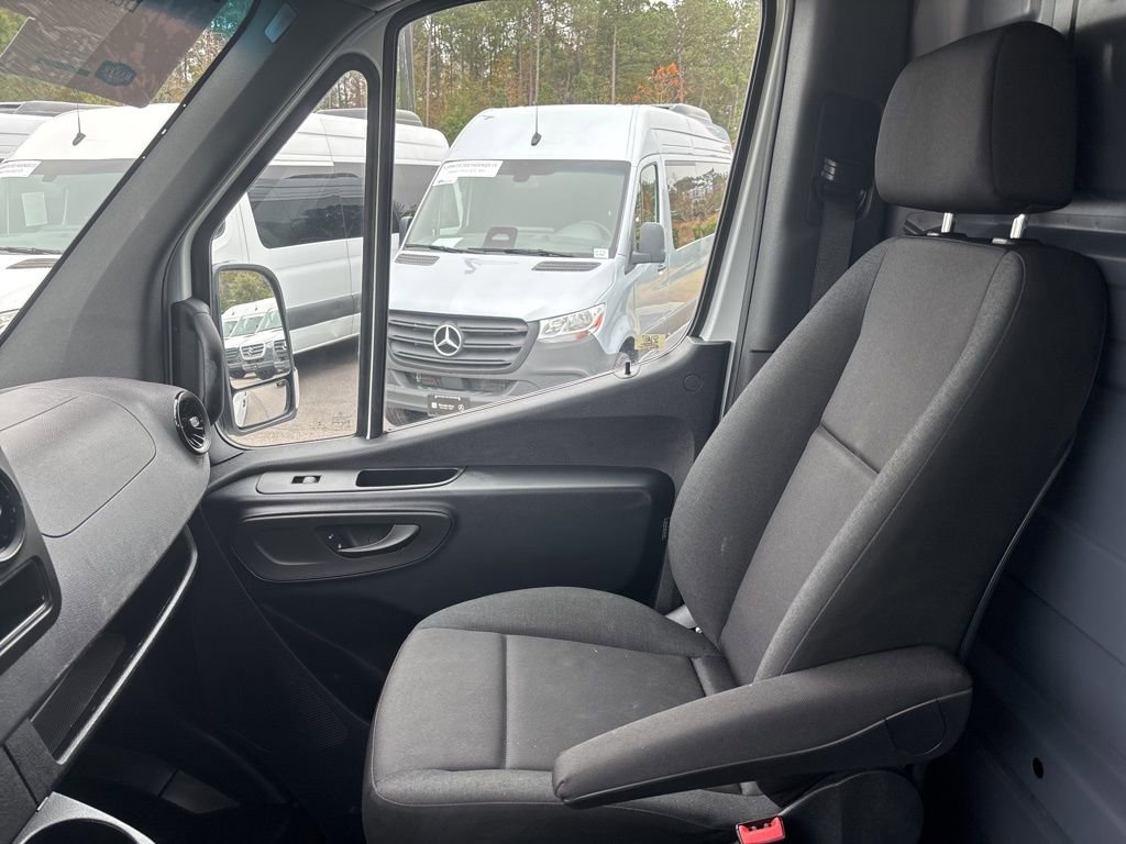Used 2024 Mercedes-Benz Sprinter 2500 image 33