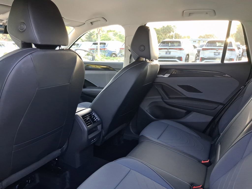 Certified 2025 Volkswagen Tiguan SE image 7