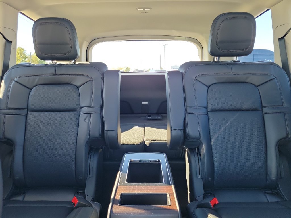 New 2027 Lincoln Aviator Reserve w/ Jet Appearance Package AWD/4WD image 17