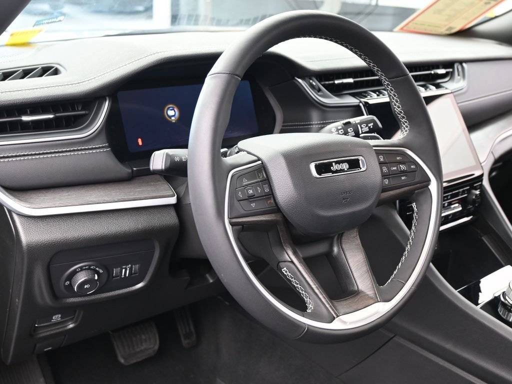 Used 2025 Jeep Grand Cherokee L Limited image 16