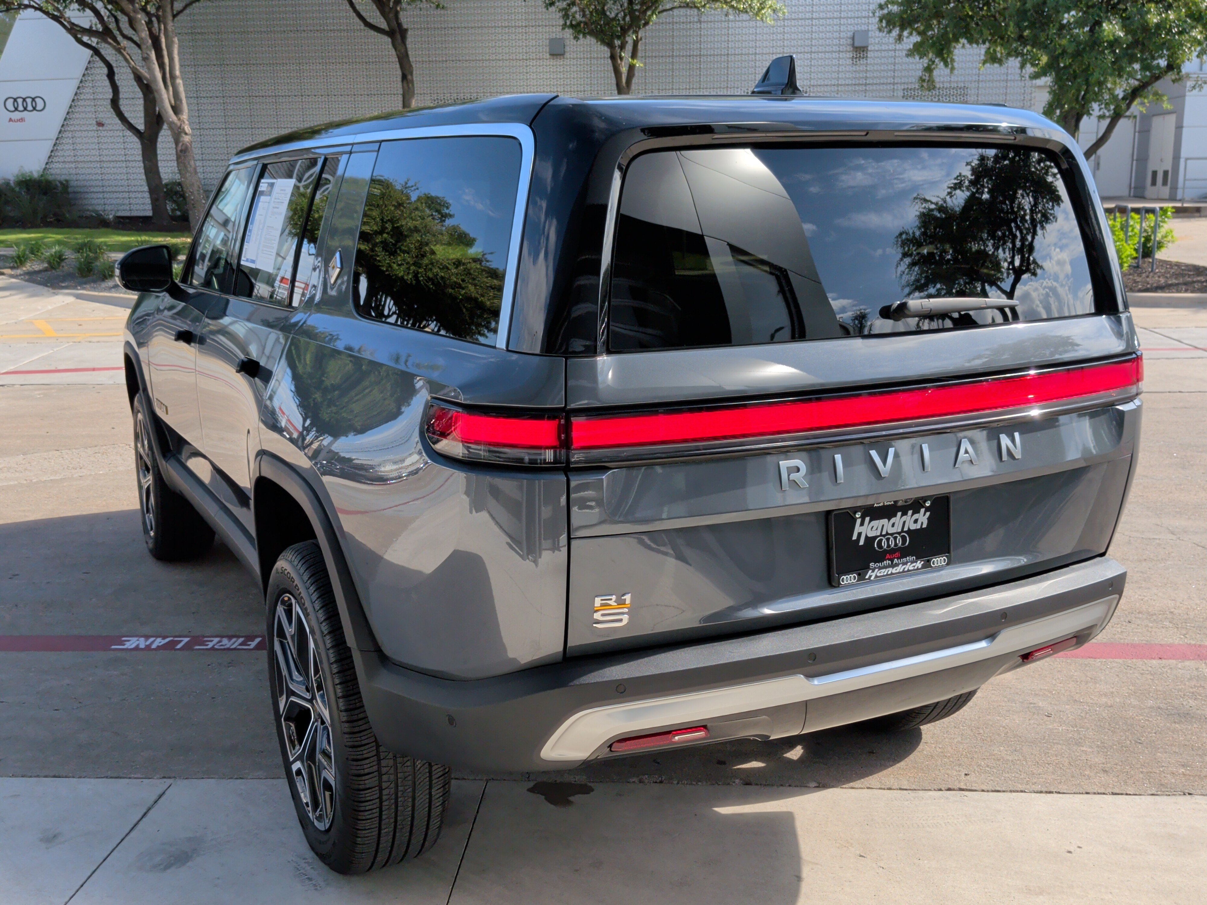 Used 2024 Rivian R1S Adventure AWD/4WD image 8