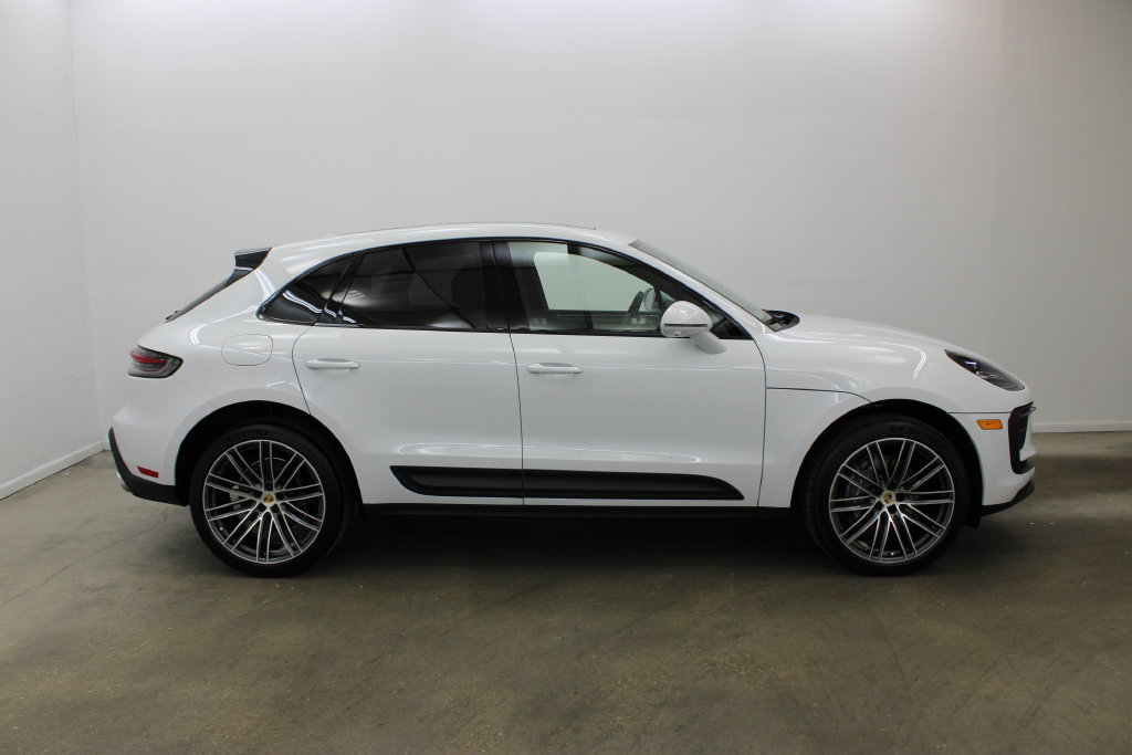 Certified 2024 Porsche Macan AWD/4WD image 7