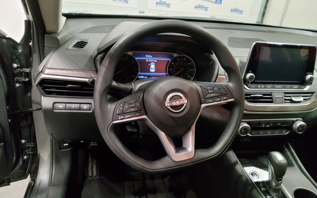 Used 2025 Nissan Altima 2.5 SV FWD image 17