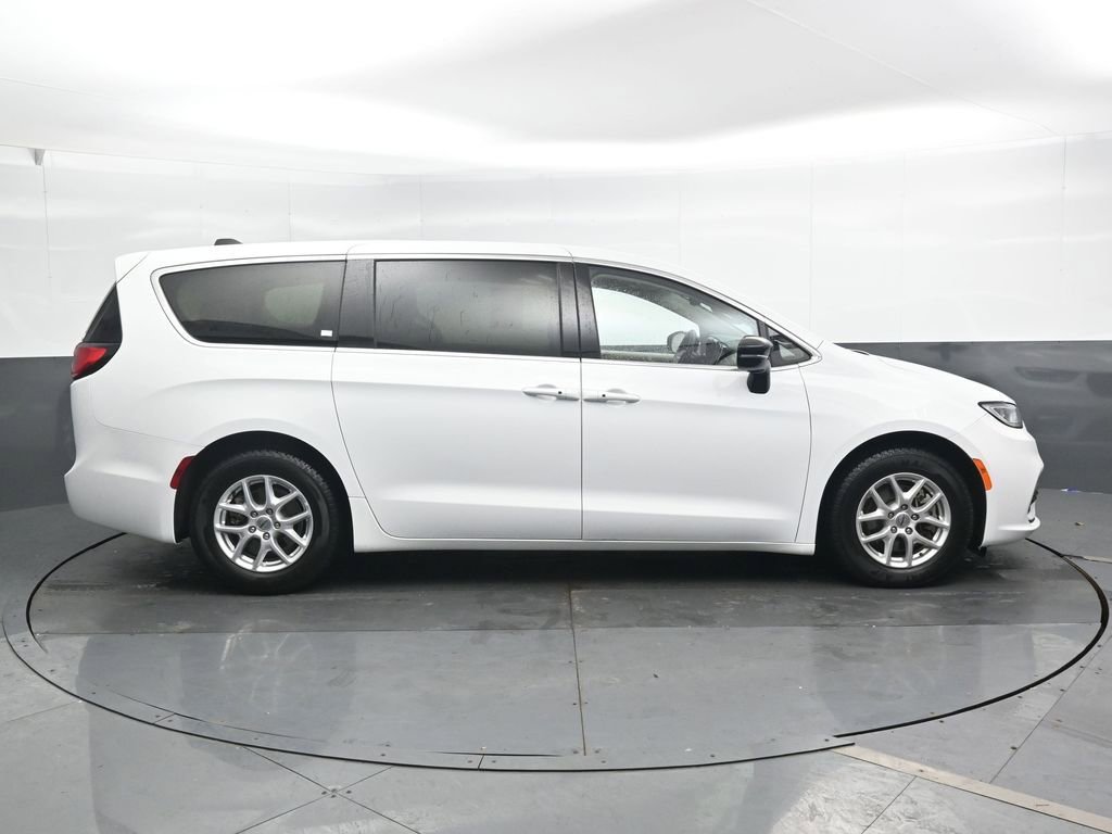 Used 2024 Chrysler Pacifica Touring-L FWD image 4