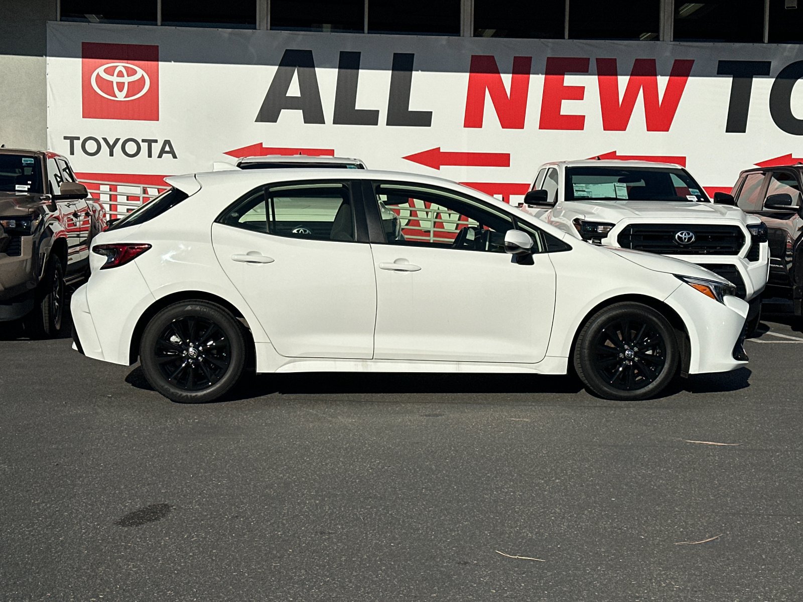 Used 2023 Toyota Corolla SE FWD image 6