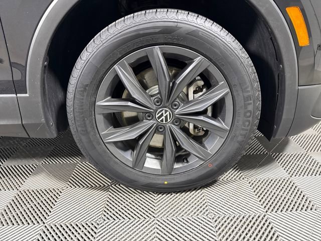 Used 2023 Volkswagen Tiguan SE w/ Panoramic Sunroof Package AWD/4WD image 11