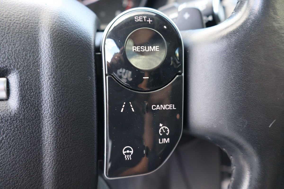 Used 2020 Land Rover Discovery SE image 13