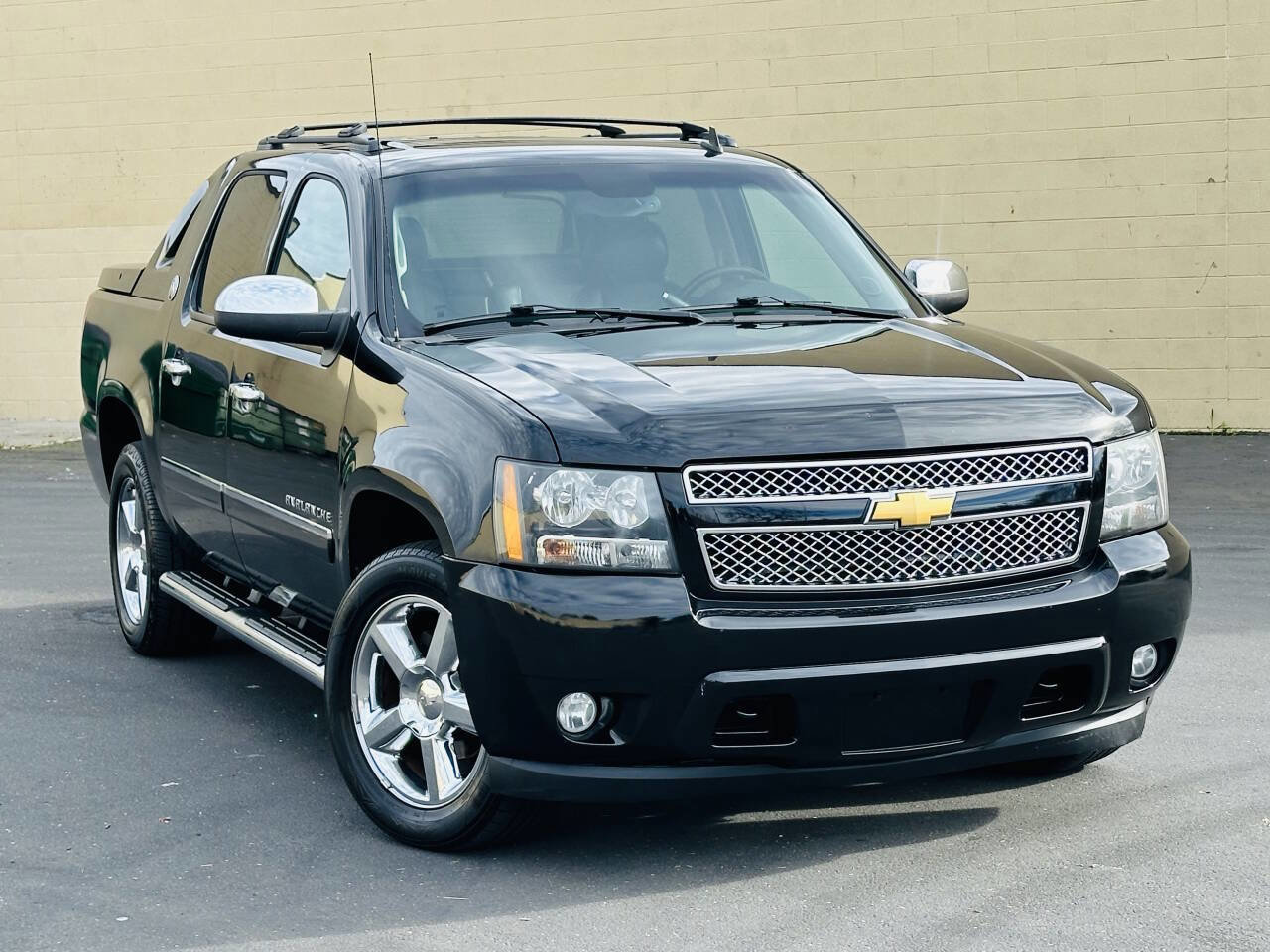Used 2013 Chevrolet Avalanche LTZ image 1