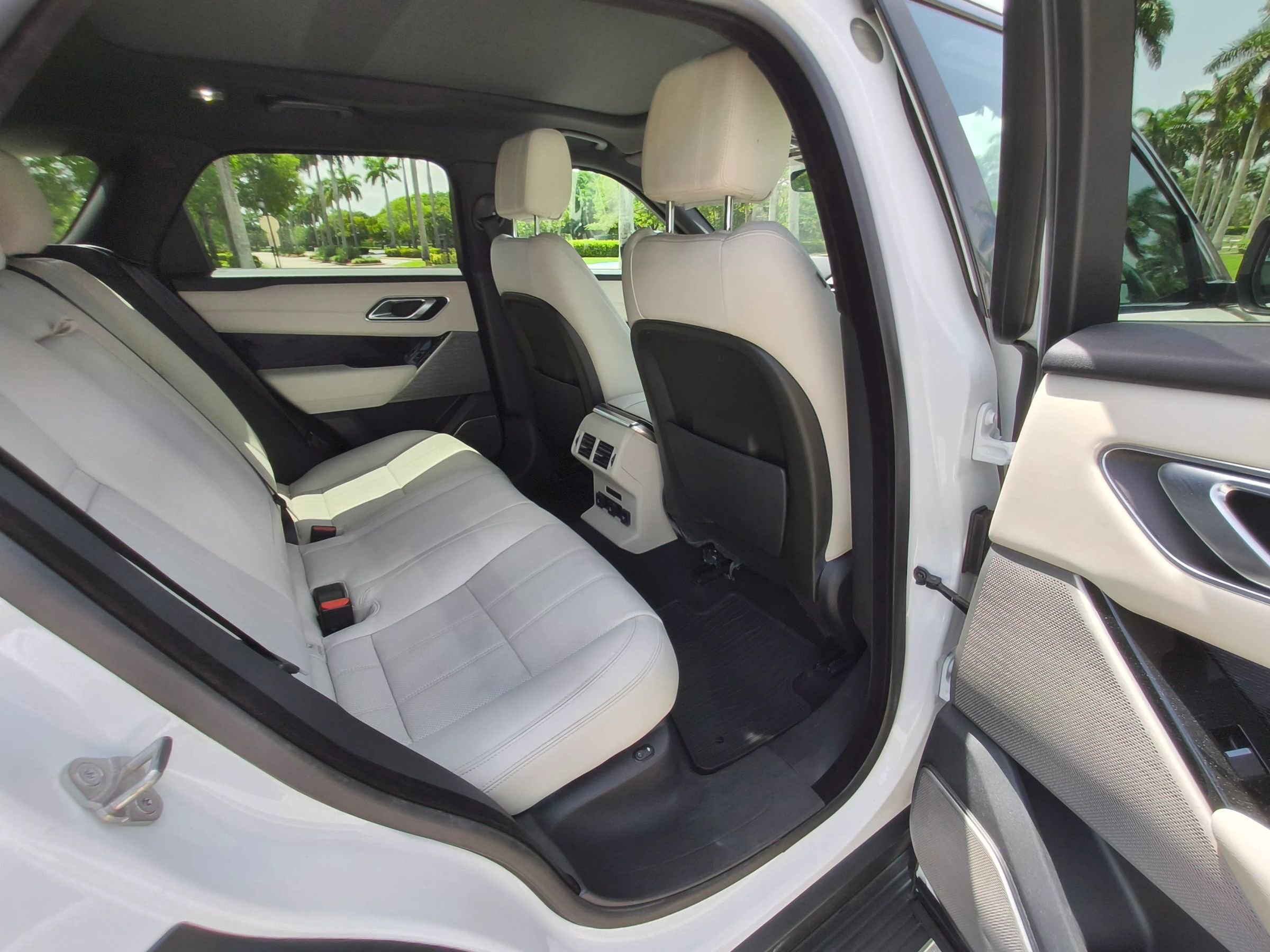 Used 2019 Land Rover Range Rover Velar R-Dynamic SE image 32