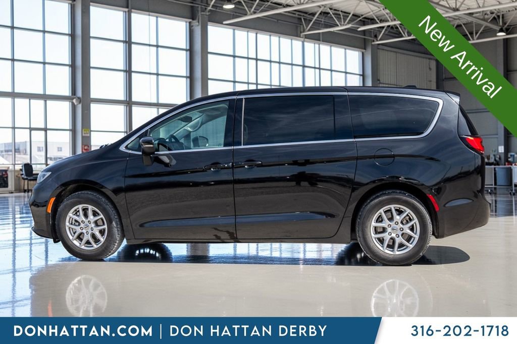 Used 2023 Chrysler Pacifica Touring-L FWD image 2