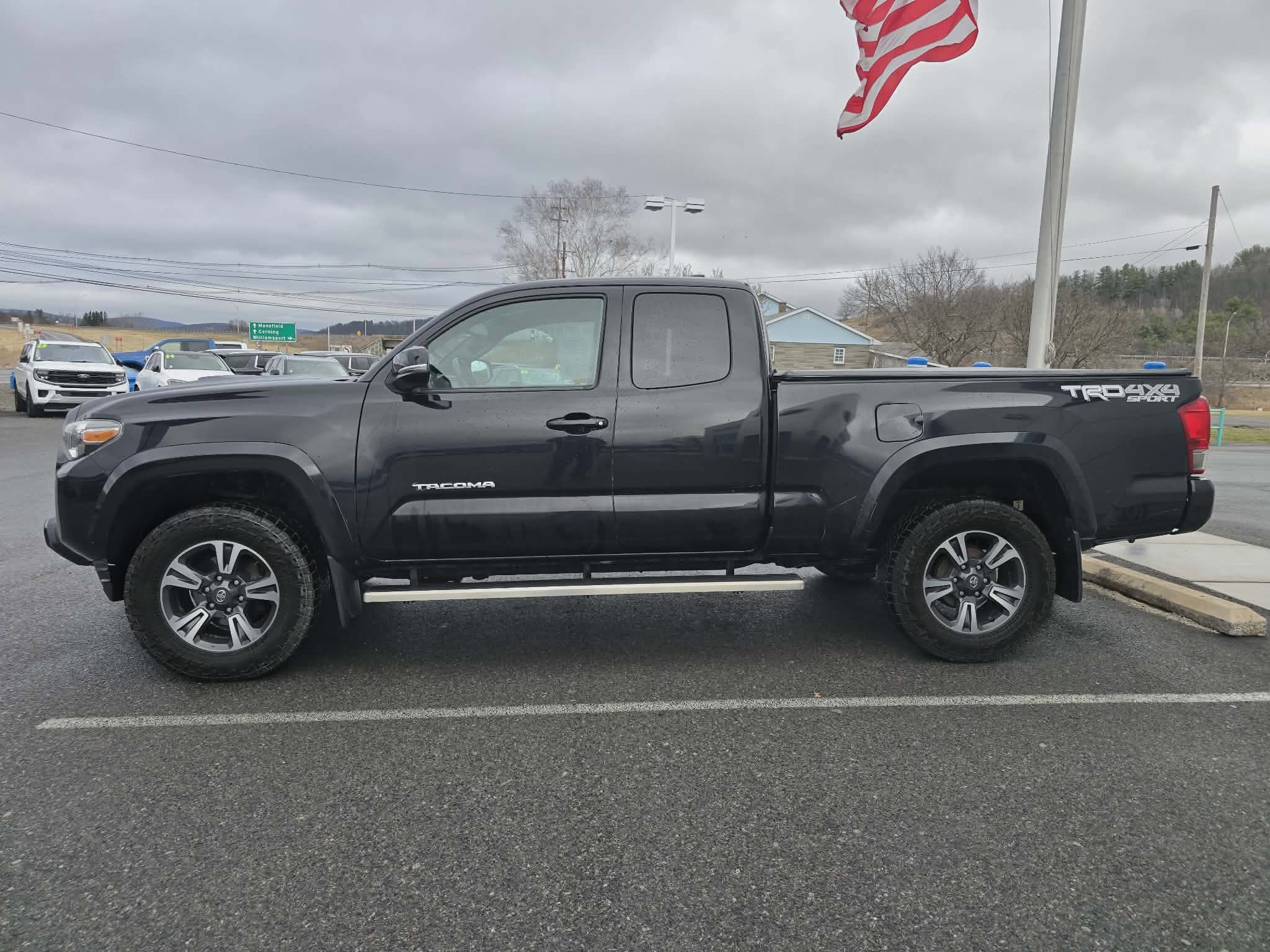 Used 2017 Toyota Tacoma TRD Sport w/ Tow Package (A/T) image 7