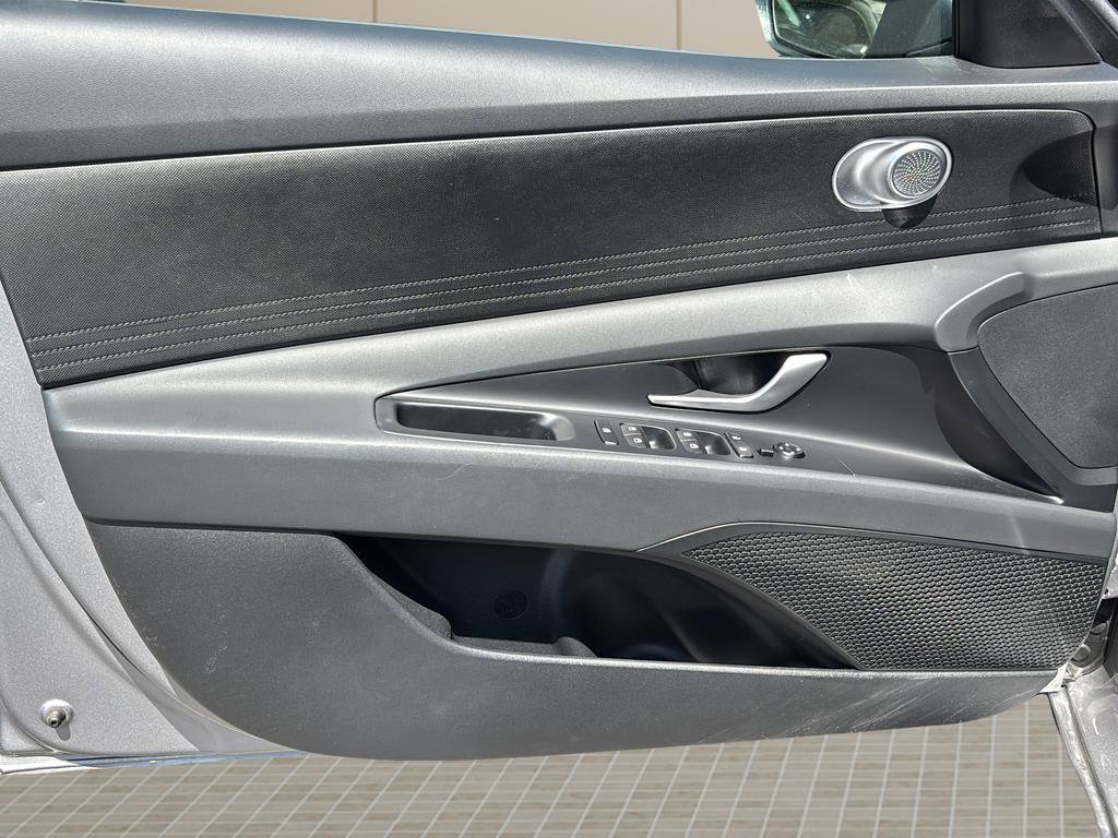 Used 2025 Hyundai Elantra SE FWD image 15