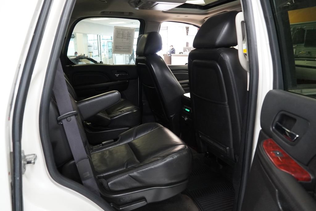 Used 2011 Cadillac Escalade Luxury image 23