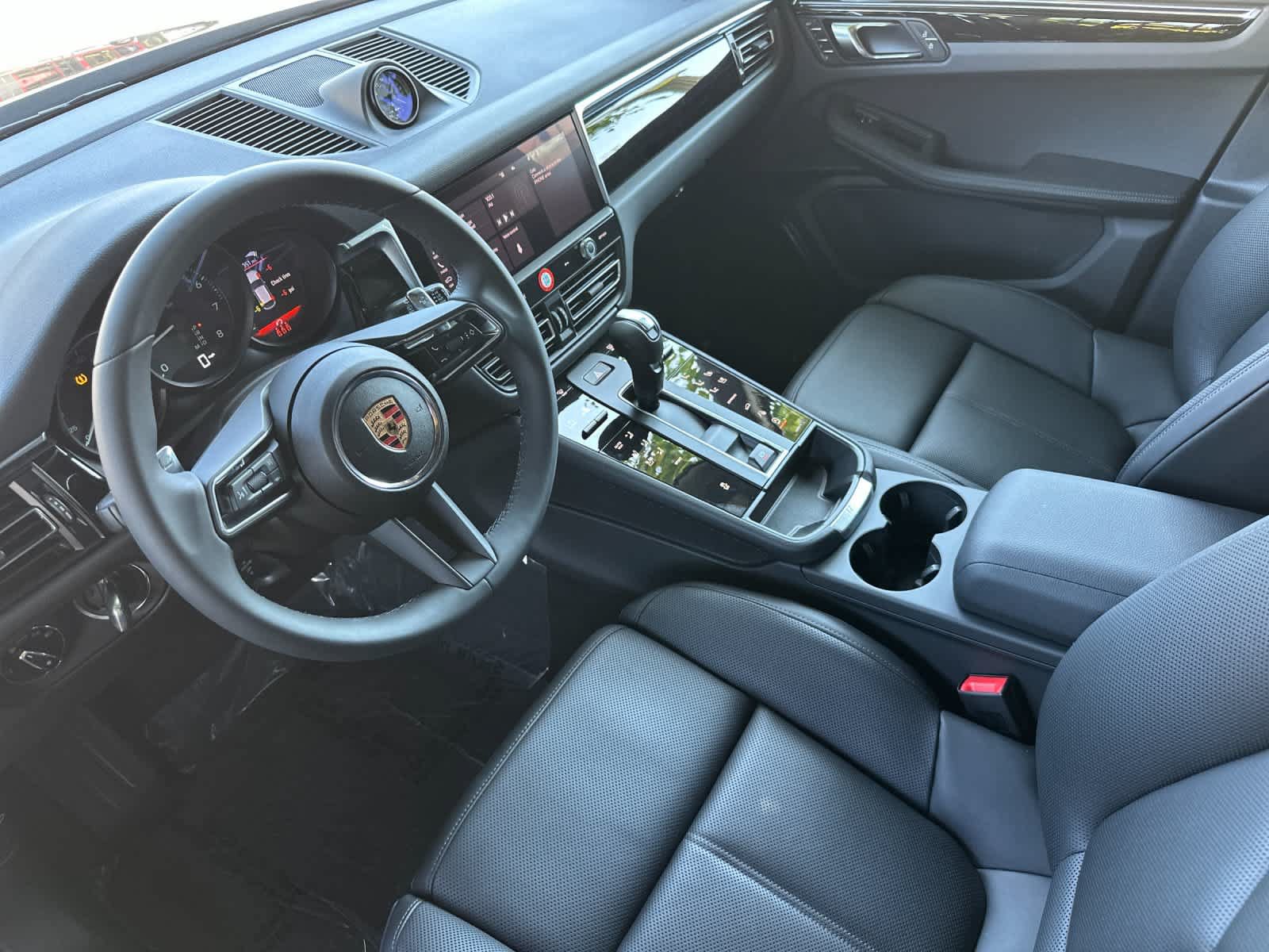 Certified 2025 Porsche Macan AWD/4WD image 4