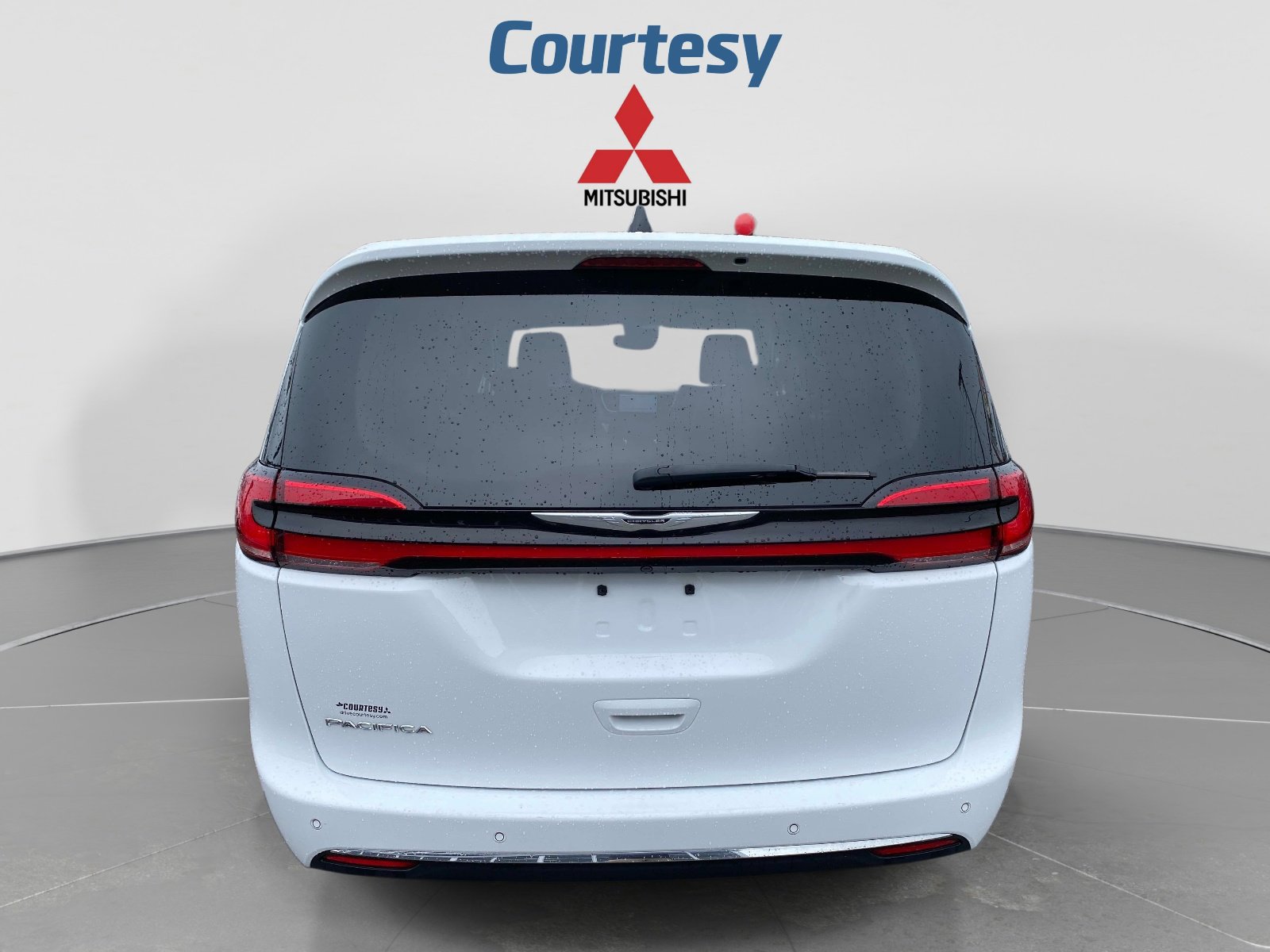 Used 2024 Chrysler Pacifica Touring-L FWD image 4