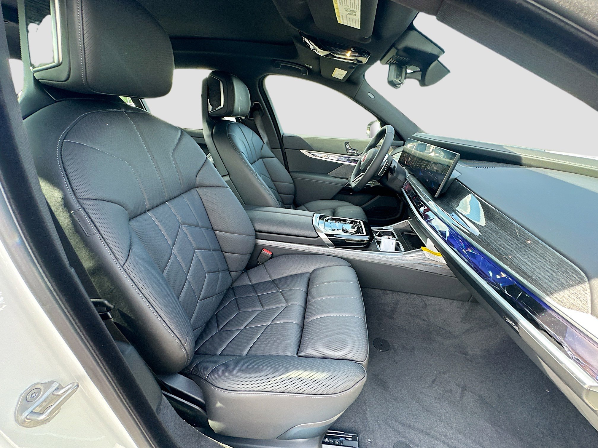 New 2026 BMW 750e xDrive w/ Premium Package image 23