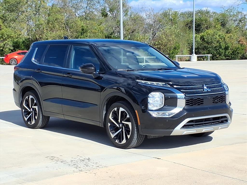 Used 2023 Mitsubishi Outlander SE image 3