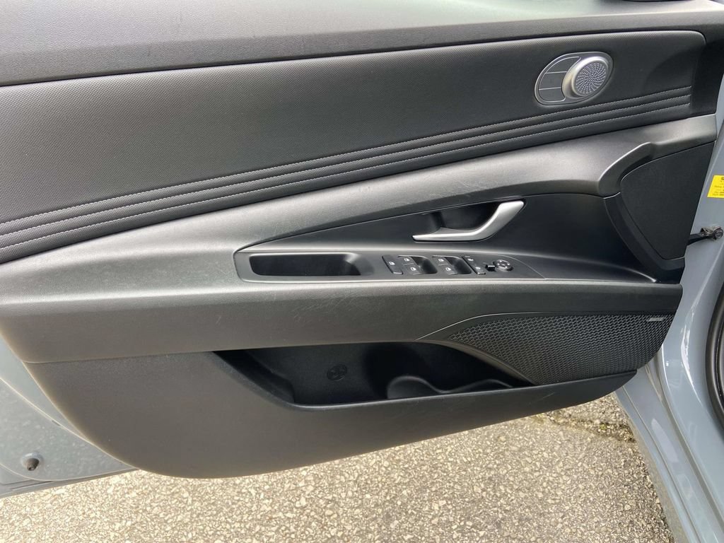 Used 2023 Hyundai Elantra Limited FWD image 12