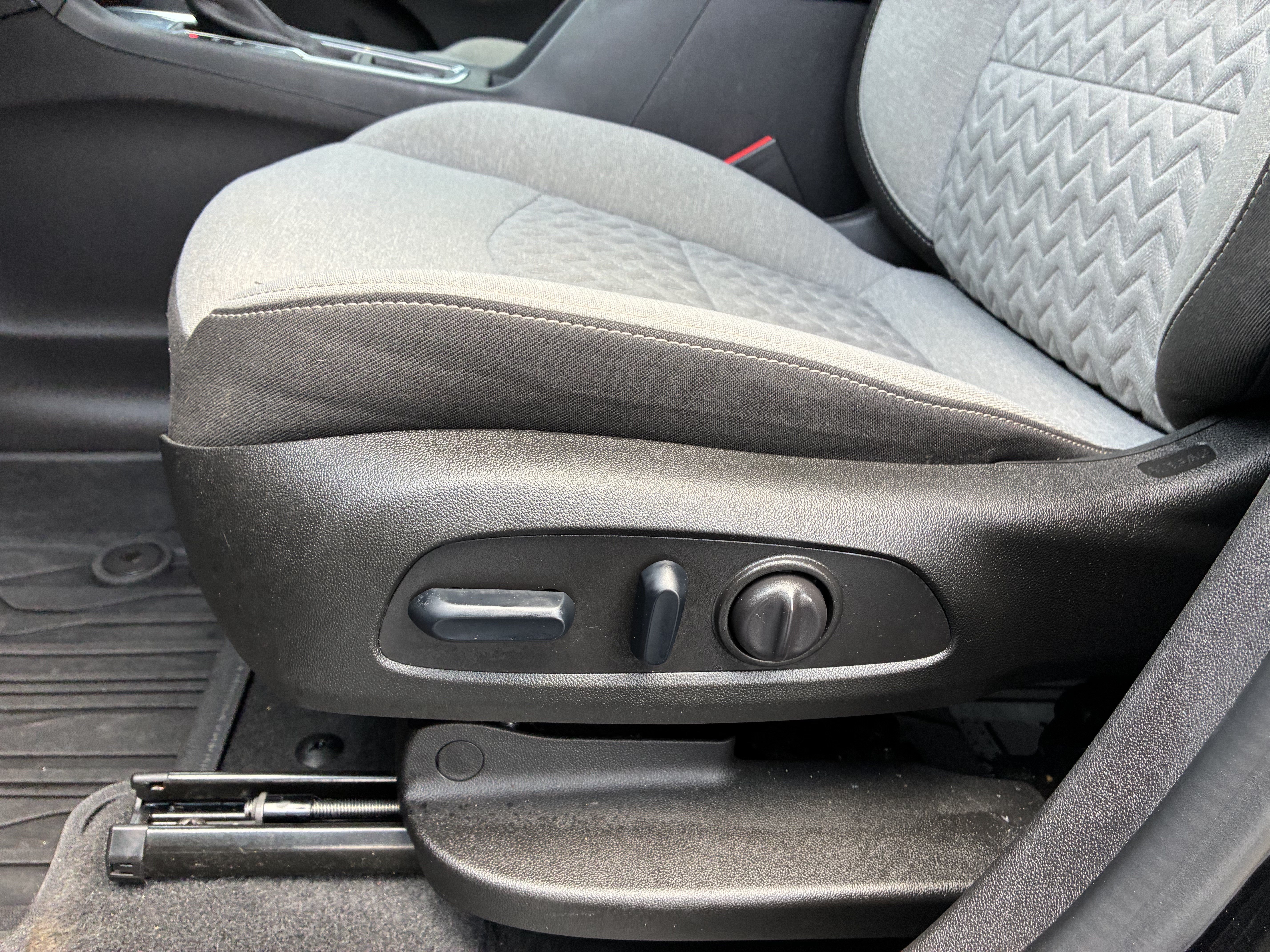 Used 2024 Chevrolet Equinox LS w/ LS Convenience Package FWD image 25
