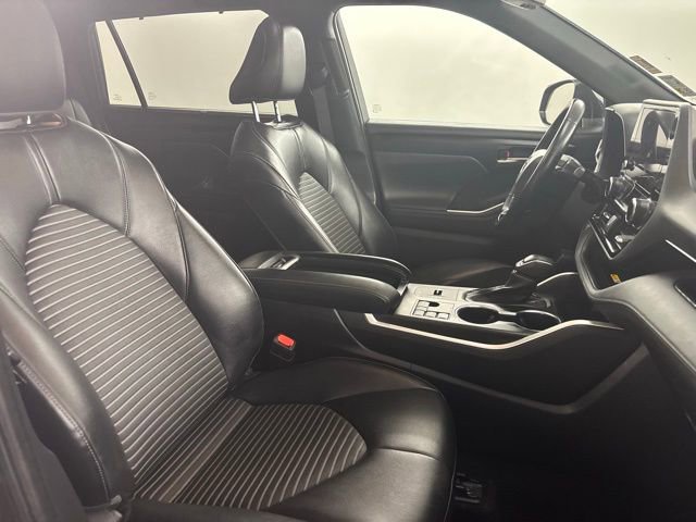 Used 2023 Toyota Highlander XSE FWD image 14