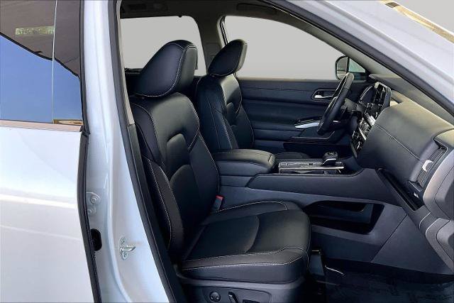 Certified 2025 Nissan Pathfinder SL FWD image 9