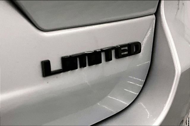 Used 2024 Jeep Grand Cherokee Limited w/ Black Appearance Package image 9